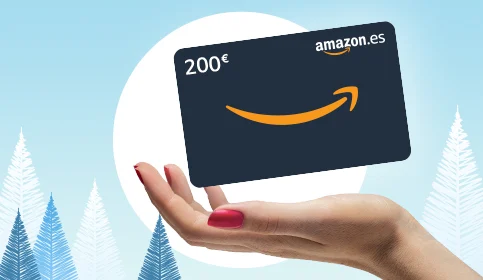 Se muestra mano sujetando una Tarjeta Regalo de Amazon.es