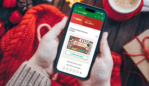 Imagen con un movil en unas manos en el proceso de compra del cupon del Sorteo de Navidad.