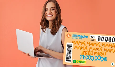 Imagen de una chica sujetando un MacBook
