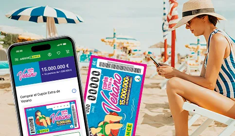 Se muestra imagen de chica sentada en la playa mirando un movil.