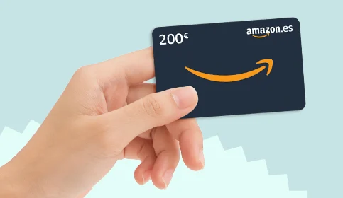 Se muestra imagen de una mano sujetando una tarjeta regalo Amazon