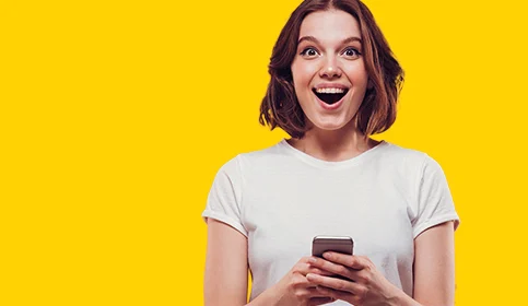 Chica feliz con móvil en la mano